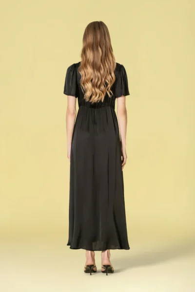 Vestido cruzado acetinado - Novidades - Vestidos e Macacões