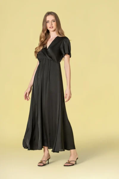 Vestido cruzado acetinado - Novidades - Vestidos e Macacões